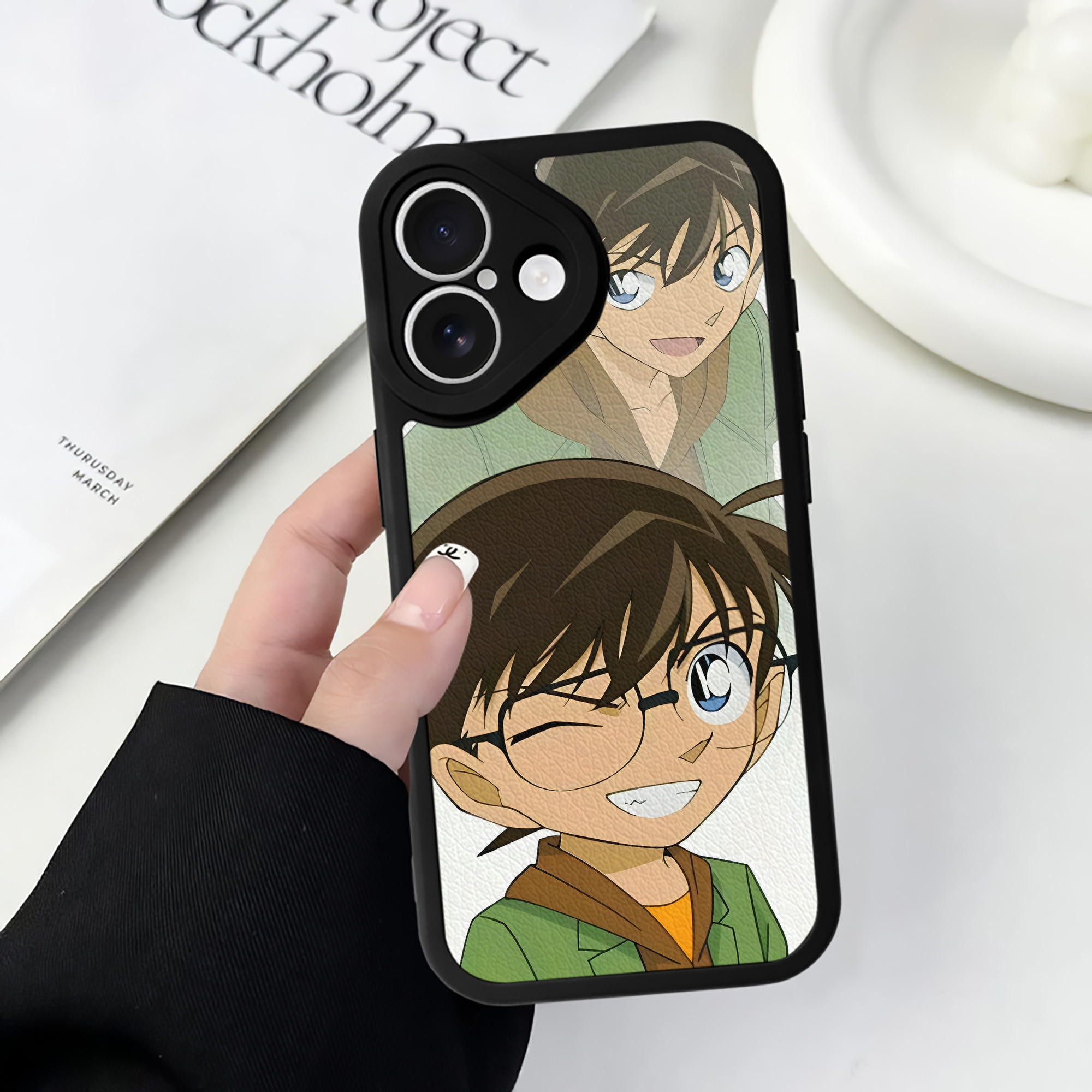 （画像用） 名探偵コナン Detective Conan 【iPhone 16シリーズ対応】シリコンスマホケース（レザー調） 材質：シリコン